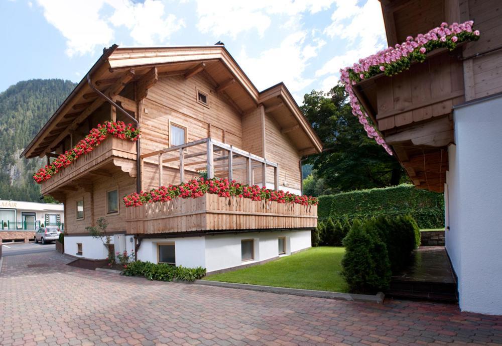 Chalet - Appartements Julitta Mayrhofen Bagian luar foto